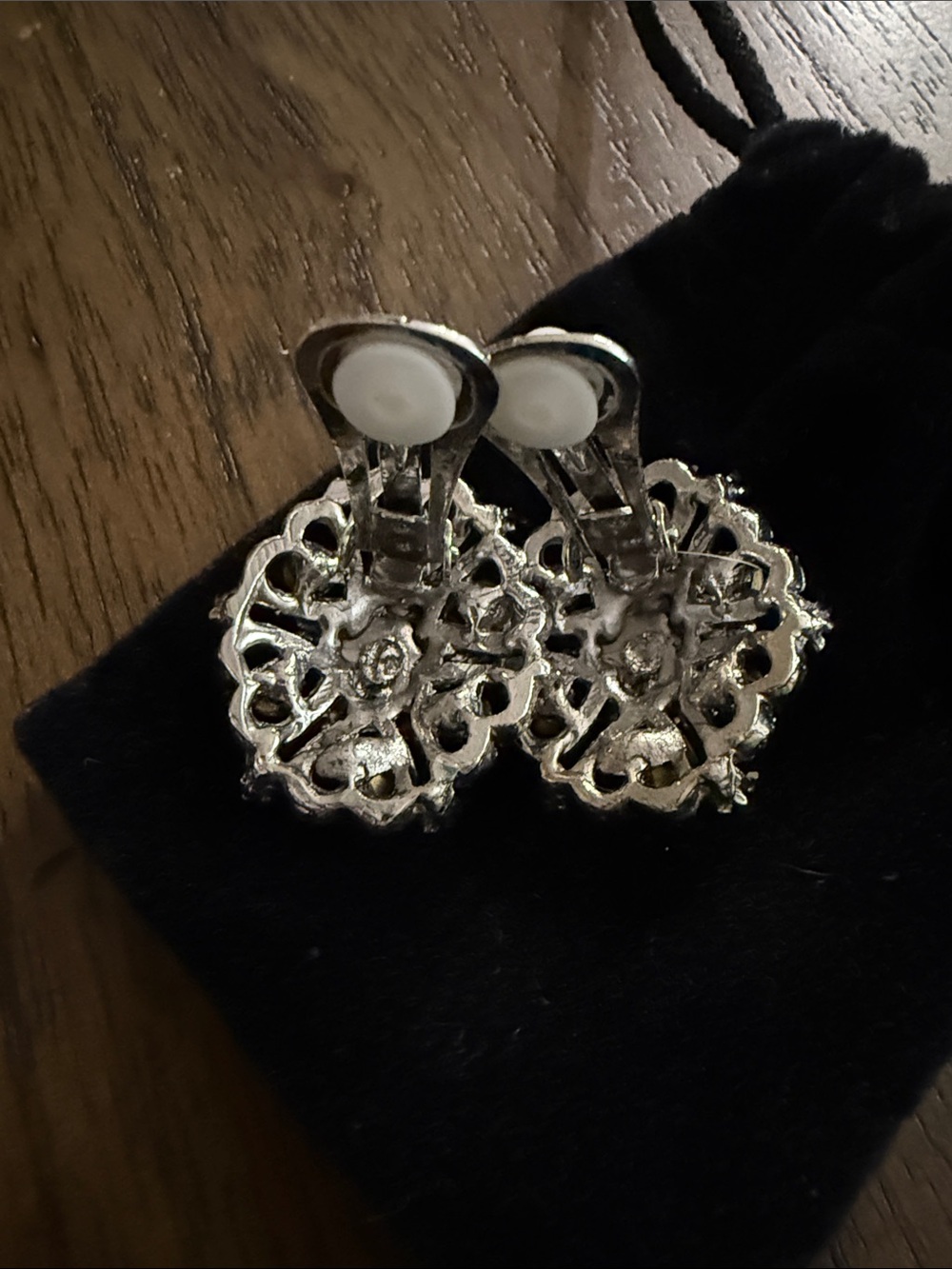 Vintage-Inspired Red Crystal Floral Clip-On Earrings - Picture 3 of 4